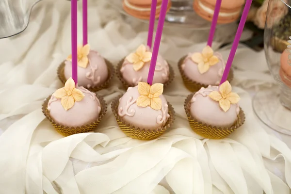 Dulces pastel dulces pastelería cocina banquete buffet mesa dulce boda celebración hermosa ternura fiesta cumpleaños decoraciones decorador al aire libre —  Fotos de Stock