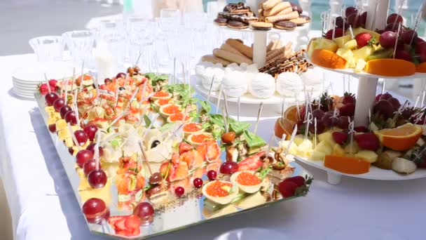 Serviço de casamento buffet — Vídeo de Stock