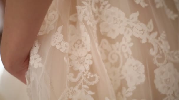 Klä upp bröllopsklänning — Stockvideo