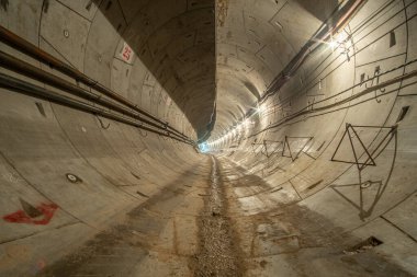 Yeni, yapım aşamasında, beton bloklardan yapılmış metro tüneli boş..