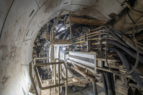 Bir metro tüneli inşaatında tünel kalkanı..