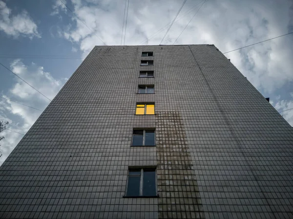 Die Wand Eines Mehrstöckigen Postsowjetischen Wohnhauses Mit Einer Senkrechten Fensterreihe — Stockfoto