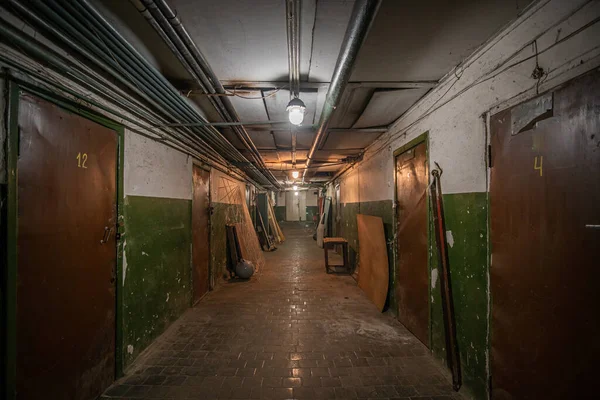 古い放棄された地下通路パイプと緑の壁 — ストック写真