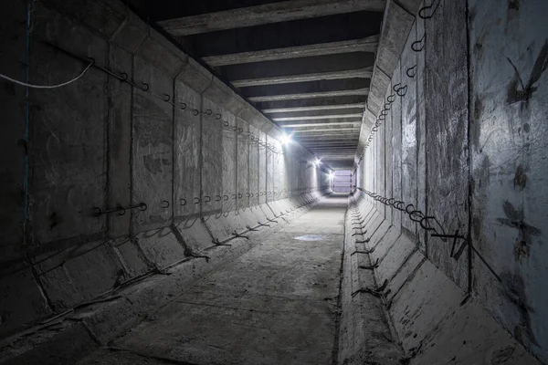 大きな空の正方形のコンクリートトンネルを強化した 浅い地下鉄トンネル換気の建設 — ストック写真