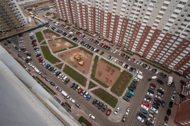 Kyiv, Ukrayna - Kasım 2020: Dairenin yanlış dizayn edilmiş bahçesi arabalarla dolu, hava manzaralı.