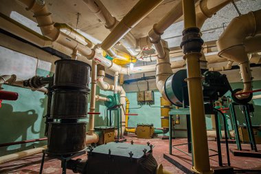 Kyiv, Ukrayna - 1 Aralık 2020: Yeraltı sığınağının havalandırma odası. Bir sürü borusu olan bir oda.