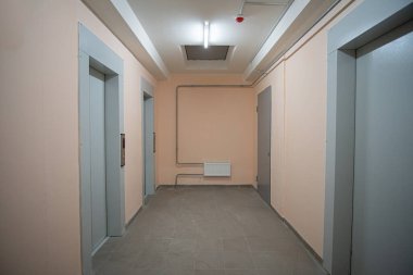 Bir apartmanın asansörlü kapısı..
