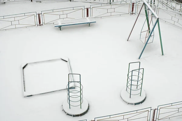 Gamla Tomma Övergivna Lekplats Täckt Med Snö Antenn Utsikt — Stockfoto