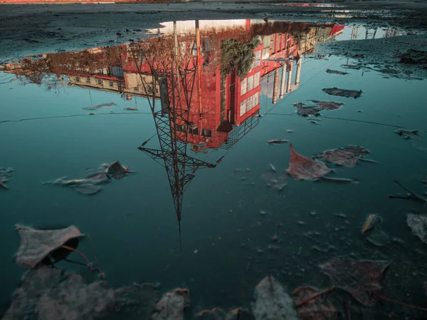 Das Rote Industriegebäude Spiegelt Sich Einer Pfütze Mit Türkisfarbenem Himmel — Stockfoto
