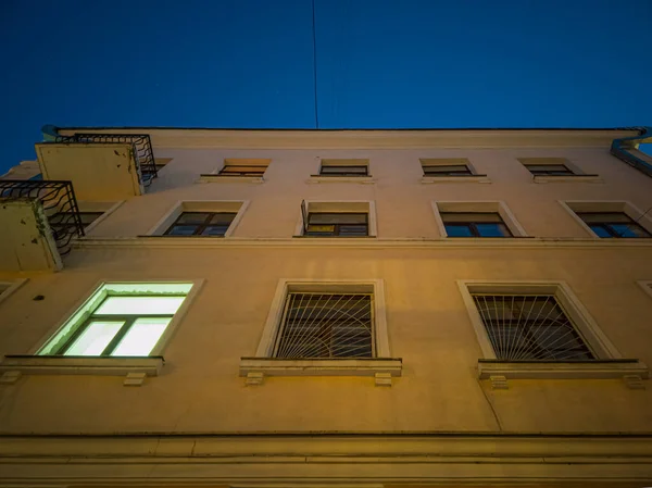 Vista Inferior Exterior Del Antiguo Edificio Residencial Europeo Varios Pisos —  Fotos de Stock