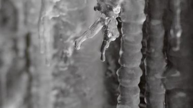 Sarkıtları yavaş çekimde eritmeye yakınlaştır.