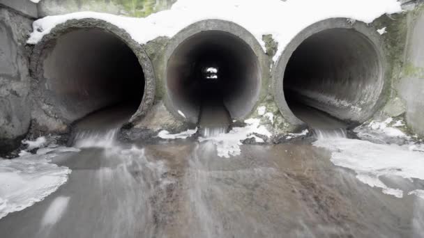 Três Tubos Drenagem Concreto Que Removem Neve Derretida Gelo Timelapse — Vídeo de Stock