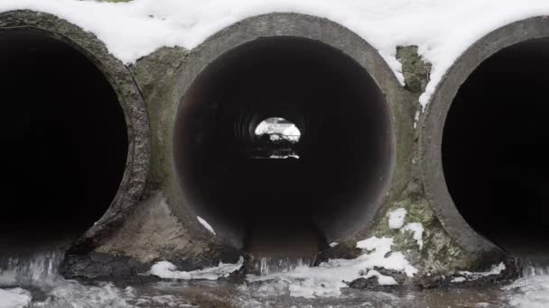 Tuberías de drenaje de hormigón que eliminan la nieve derretida y el hielo. — Vídeos de Stock