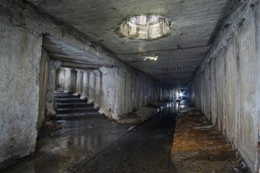 Yeraltı beton drenajı ya da kanalizasyon toplama tünelinin dallanması.