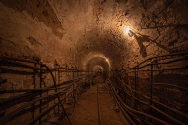 Eski kablo koleksiyoncusu. 19. yüzyılın tuğla kemerli kablo koleksiyoncusu. Sıcak ışıklandırmayla.