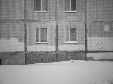 Sovyet tipik bir panelin kışın birinci katının dokulu duvarı..