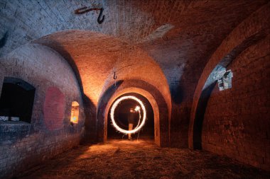 18.-19. yüzyılların Kyiv kalesinin terk edilmiş, eski, boş, yer altı sığınağının iç kısımlarında..