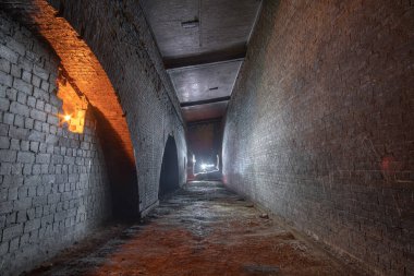 18.-19. yüzyılların Kyiv kalesinin terk edilmiş, eski, boş, yer altı sığınağının iç kısımlarında..