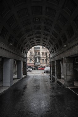 Kyiv, Ukrayna - Aralık 2020: 1900 'ün ilk yarısında şehir konağının yapıcılık tarzında kirli kemeri.