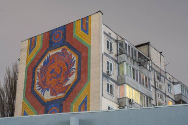 Kyiv, Ukrayna - Aralık 2020: Eski bir Sovyet paneli apartmanında SSCB sembolleri bulunan mozaik.