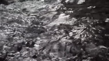 Ağır çekimde dağ akıntısı, gün boyunca yakın çekim..