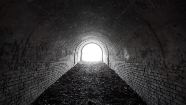 Uscita dal vecchio tunnel in mattoni abbandonati della fortificazione ottocentesca con luce alla fine. — Video Stock