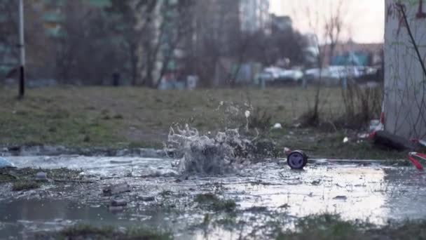 Avgrunden är fylld med avloppsvatten med fontän från ett trasigt avloppsrör längst ner. I slow motion. — Stockvideo