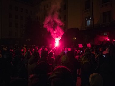 Kyiv, Ukrayna - Mar. 20, 2021: Ukraynalı aktivist Serhiy Sternenko 'nun destekçileri, Ukrayna Cumhurbaşkanının gece vakti yönetiminde kırmızı ışık yaktı.