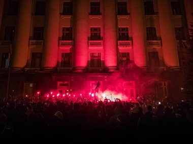 Kyiv, Ukrayna - Mar. 20, 2021: Ukraynalı aktivist Serhiy Sternenko 'nun destekçileri, Ukrayna Cumhurbaşkanının gece vakti yönetiminde kırmızı ışık yaktı.