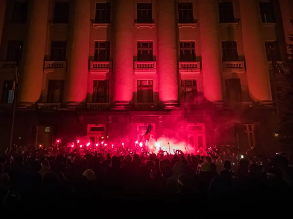 Kyiv, Ukrayna - Mar. 20, 2021: Ukraynalı aktivist Serhiy Sternenko 'nun destekçileri, Ukrayna Cumhurbaşkanının gece vakti yönetiminde kırmızı ışık yaktı.