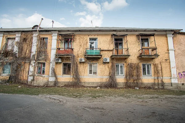 Dezavantajlı yerleşim bölgesinde iki katlı bir apartman. 1940 'ların savaş sonrası konut inşaatı. Chernihivska, Kyiv, Ukrayna - Mar. 28, 2021