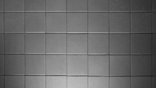 La texture di piastrelle di ceramica lucida quadrata grigio chiaro con gocce d'acqua. Fondo illuminazione soffusa. — Video Stock