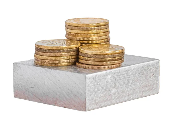 Montón Monedas Oro Sobre Lingote Metal Aislado Sobre Fondo Blanco —  Fotos de Stock