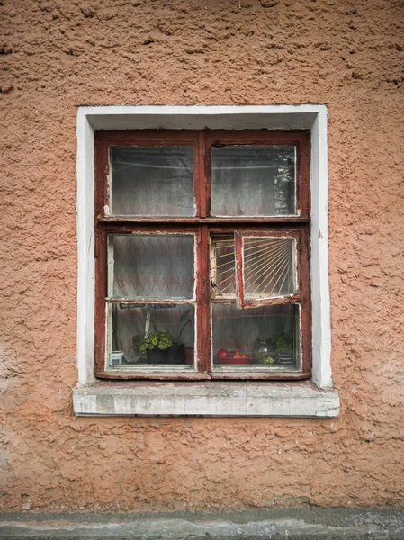 Старое Старинное Деревянное Окно Оранжевой Стене Старого Дома — стоковое фото