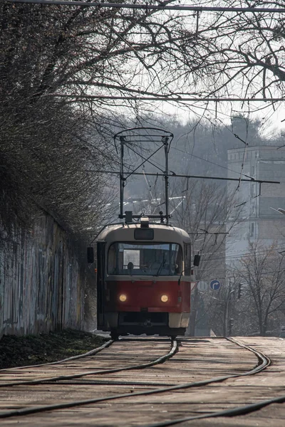 Alte Rote Straßenbahn Nachmittag Auf Einer Verdreckten Verlassenen Straße — Stockfoto