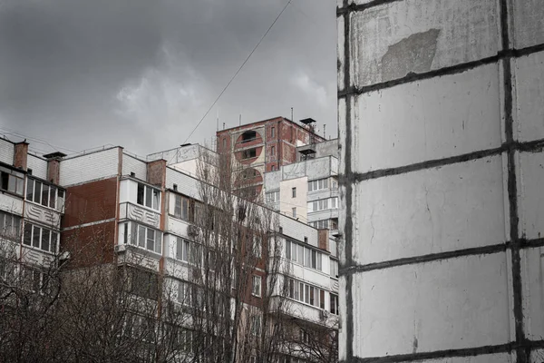 Régi Beton Panel Többszintes Lakóépületek Sötét Vörös Fehér Egy Felhős — Stock Fotó