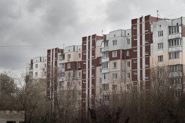 Alte Plattenbau Wohnhäuser Dunkelrot Und Weiß Einem Bewölkten Tag Kiew — Stockfoto