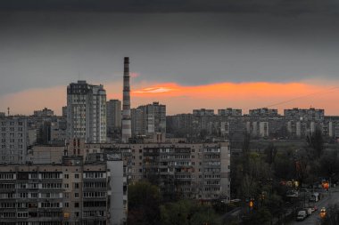 Çok katlı beton prefabrik evler inşa edilmiş bir yerleşim bölgesinde gün batımı. Kyiv, Ukrayna - Nisan. 2021