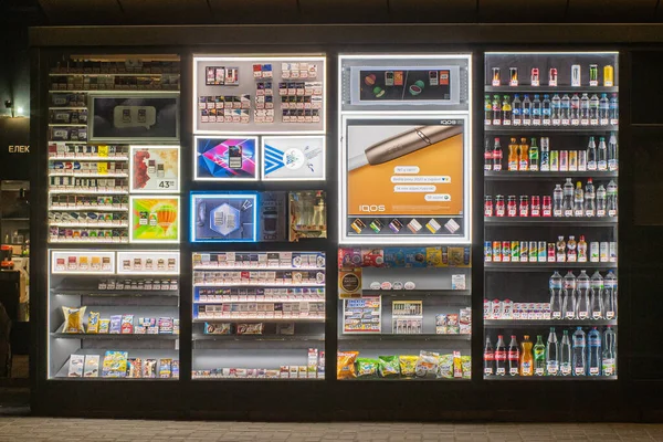 Ukraynalı bir sigara büfesi ve gece yemeği. Kyiv, Ukrayna - Nisan. 2021