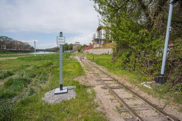 Uzhhorod子供鉄道のレールは 晴れた日に 駅の境界 の碑文を持つプレートを持ちます — ストック写真