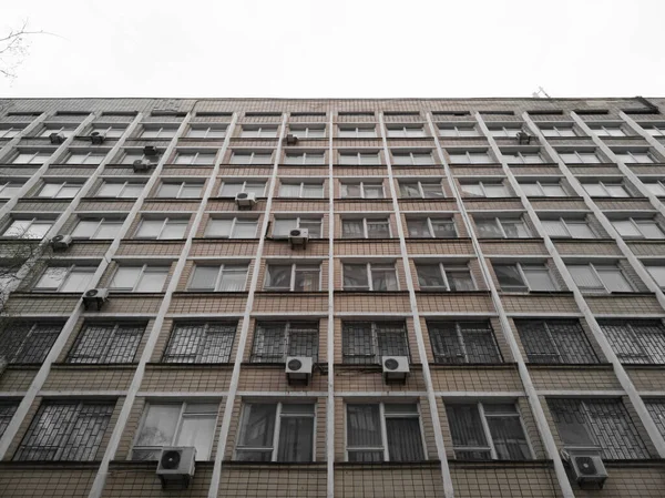 Fassade Eines Alten Sowjetischen Wolkenkratzers Mit Angebrachten Boxen Mit Klimaanlagen — Stockfoto