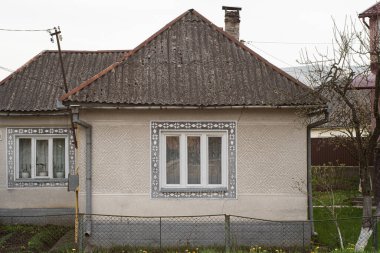 Tipik bir küçük köy. 20 yüzyıl batı Ukrayna evi ya da süslemeleri olan bir kulübe..