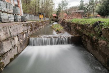 Dağlı akarsu, beton kıyıları, uzun pozlama.