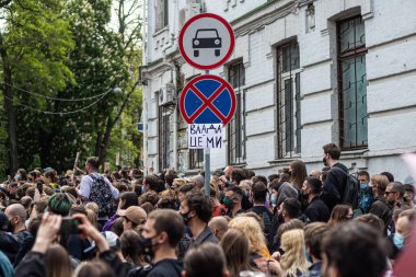 Ukraynaca yazıtları olan bir grup protestocu, bu da demek oluyor ki güç bizdedir. Polisin keyfi hareketlerine karşı toplanın. Kyiv, Ukrayna - 21 Mayıs 2021.