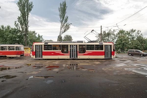 Bulutlu bir günde boş kırmızı T3UA-3 