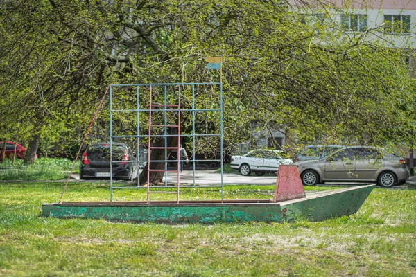 Altes Verlassenes Sowjetisches Spielgerät Form Eines Bootes Mit Leiter — Stockfoto