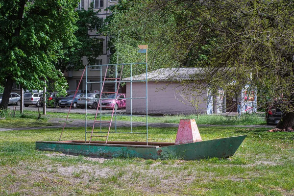 Antigua Herramienta Patio Recreo Soviético Abandonado Forma Barco Con Una — Foto de Stock