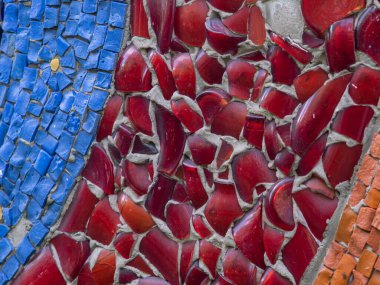 Farklı renkte mozaik parçaları, kırmızı kırık camlarla kaplı, yakın plan..