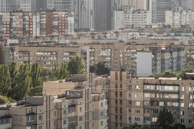 Sovyet sonrası bunaltıcı bir şehrin şehir manzarası, yoğun bir şekilde çok katlı konut binaları inşa edilmiş.