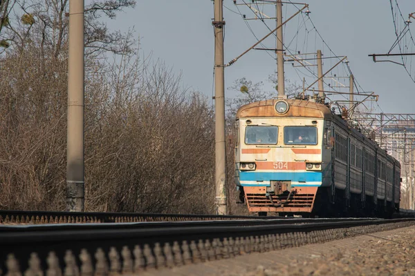 Alte Postsowjetische Zugfahrten Mit Der Eisenbahn Tagsüber Elektrischer Zug Er9 — Stockfoto